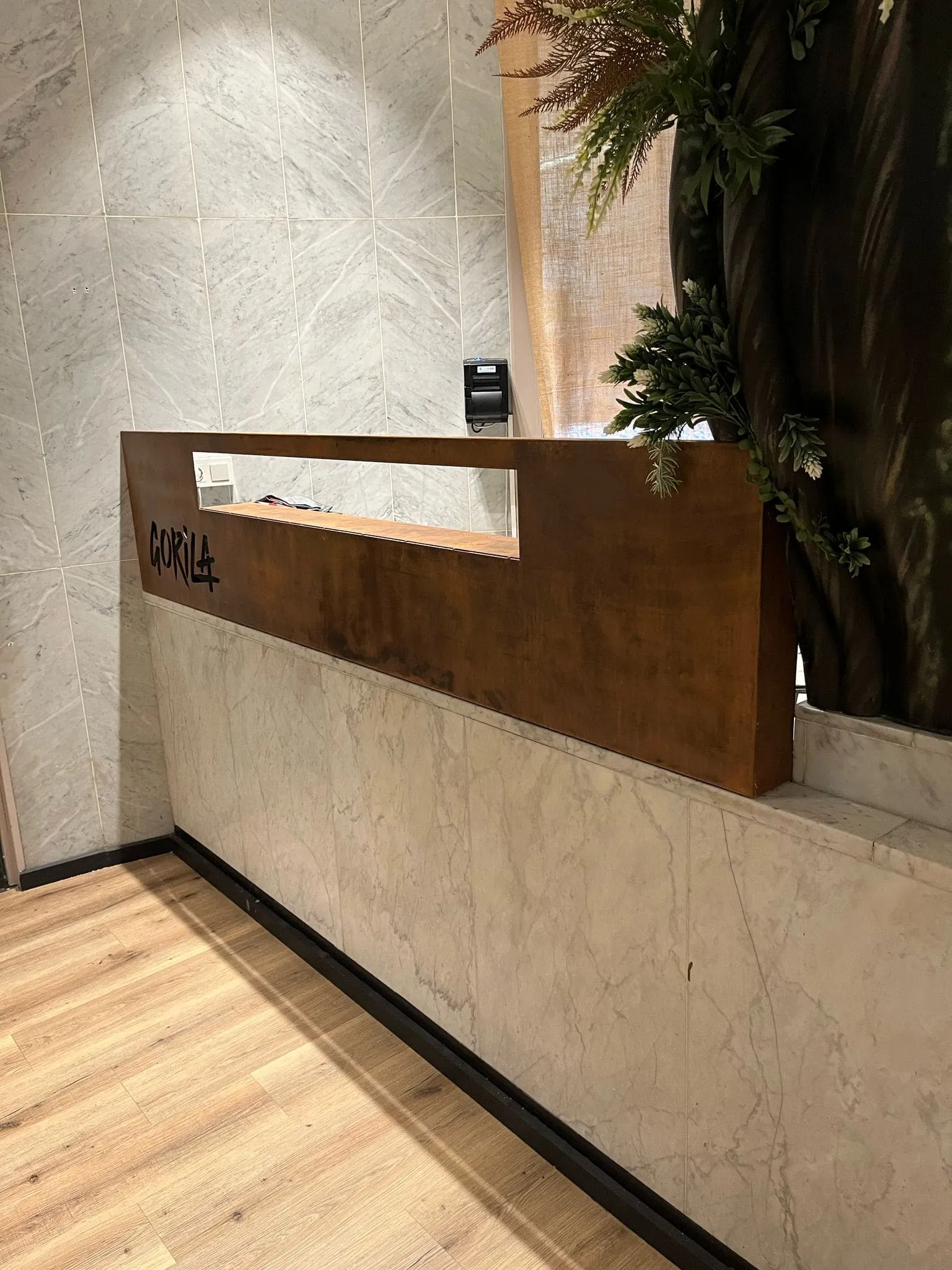 Recepción hecha en madera y aluminio